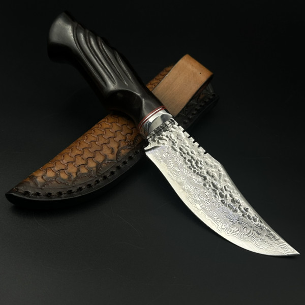 Широк японски ловен нож MYATO HUNTER 114 DAMASK, стомана VG10, дръжка абанос и кожена кания FISH